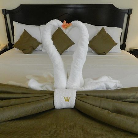 Hotel Victoria Mérida Εξωτερικό φωτογραφία A bed with a towel swan