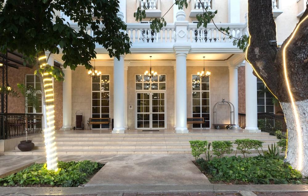 Hotel Victoria Mérida Εξωτερικό φωτογραφία The main entrance of the hotel