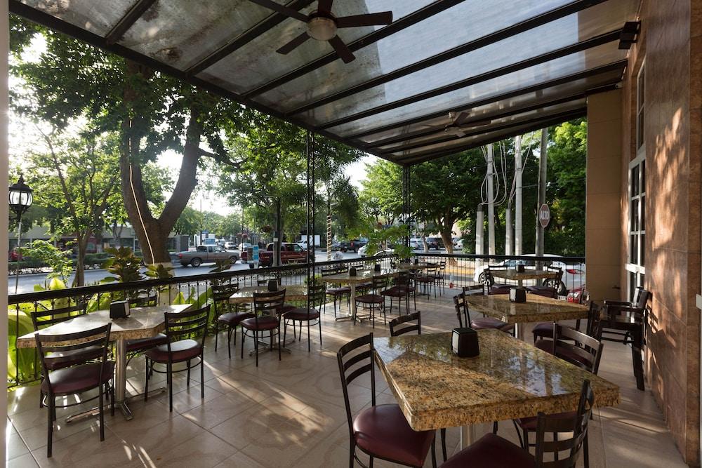 Hotel Victoria Mérida Εξωτερικό φωτογραφία The patio at the restaurant